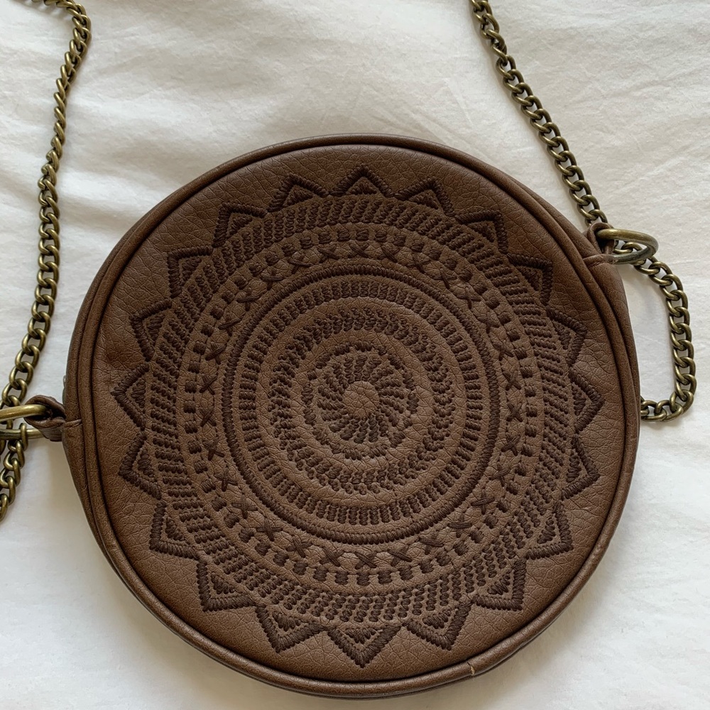 T-Shirt & Jeans Circle Crossbody